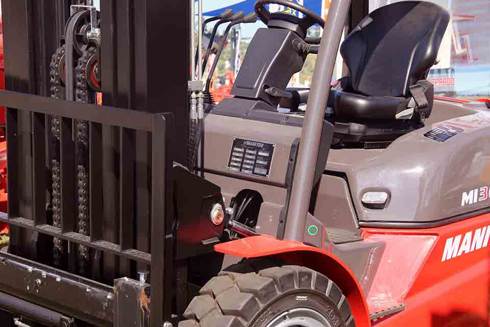 We can rent you a forklift or a crane or other moving equipment in 250 exhibition pavilions.